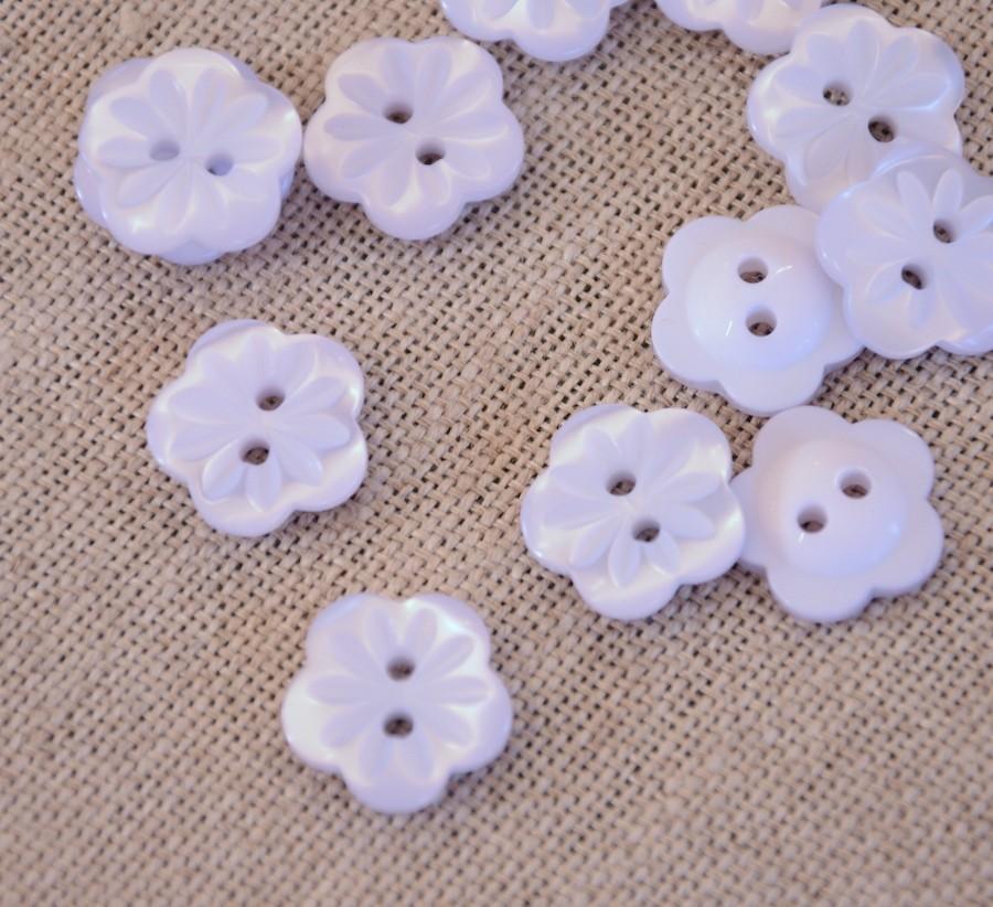 Unbranded Buttons Engraved Petal Flower Button - 15mm - Pale Lavender
