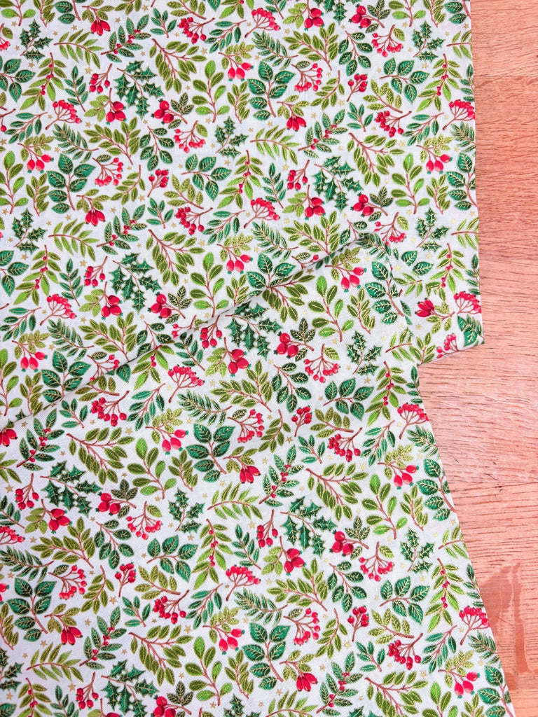 Christmas Foliage Scatter - Classic Foliage - Makower Christmas Fabric - The Eternal Maker - UK Fabric Shop
