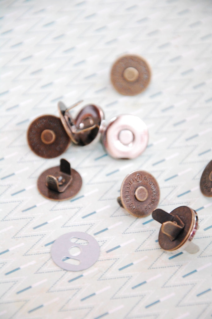 Round Magnetic Bag Clasp 18mm x 1 - Antique Brass - The Eternal Maker - UK Fabric Shop