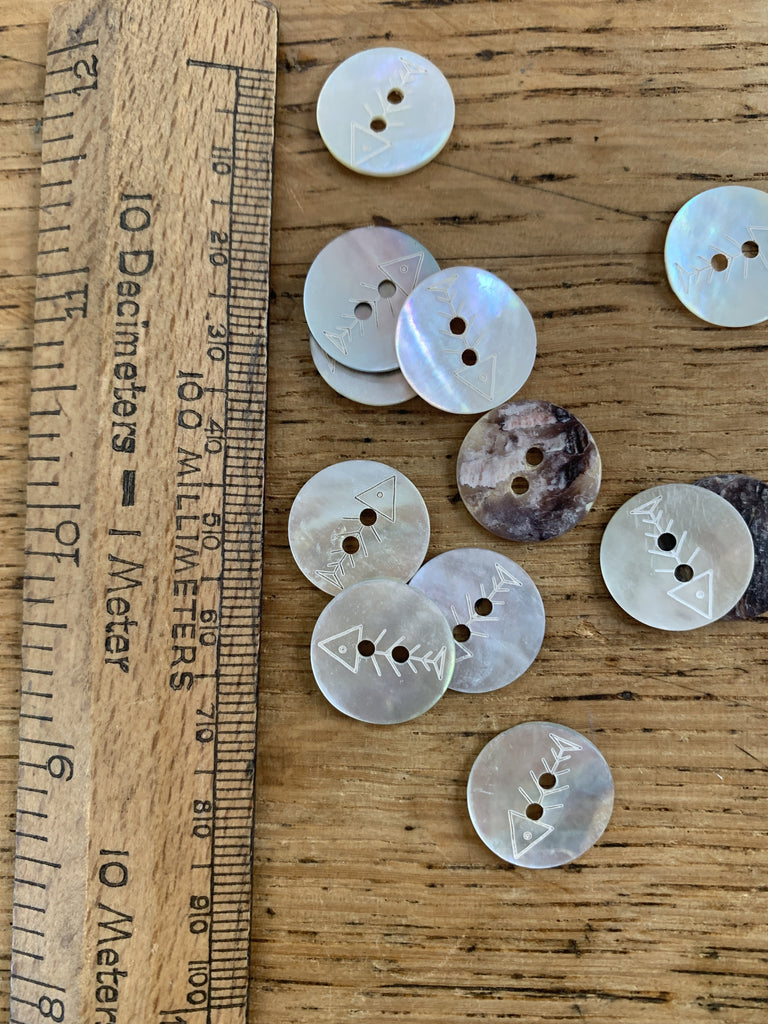 The Button Company Buttons Fishbones Button - Shell- 15mm
