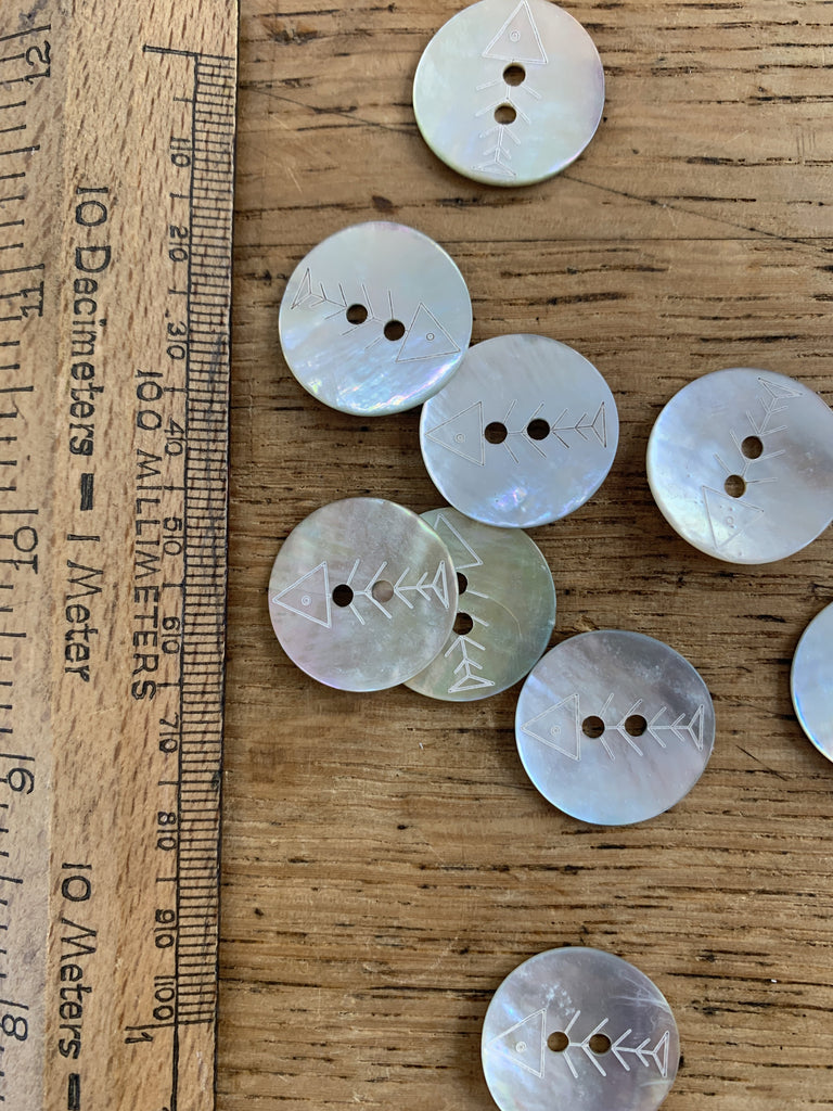 The Button Company Buttons Fishbones Button - Shell- 21mm