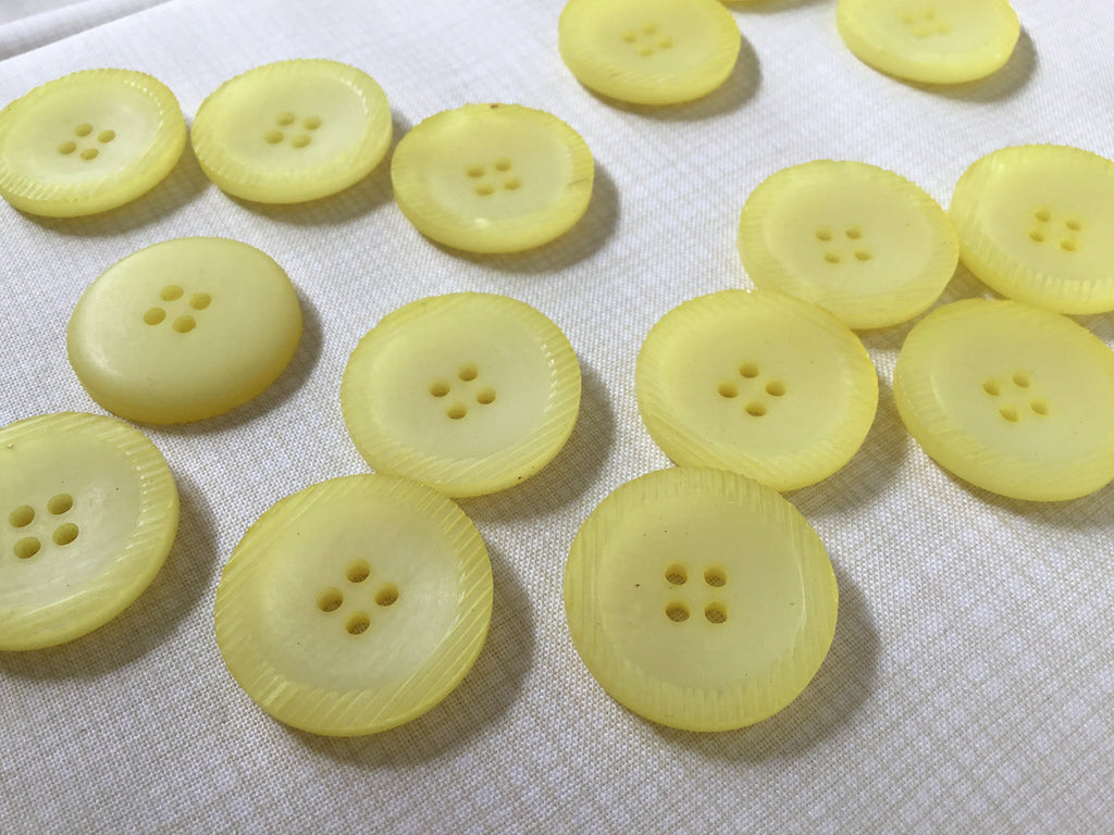 The Button Company Buttons Four Hole Textured Rim Button - Lemon - 25mm