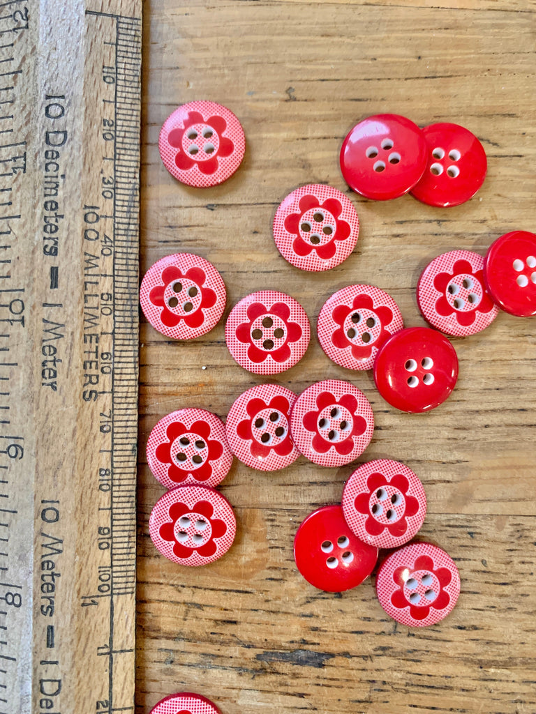 The Eternal Maker Buttons Red Retro Flower Button - 15mm