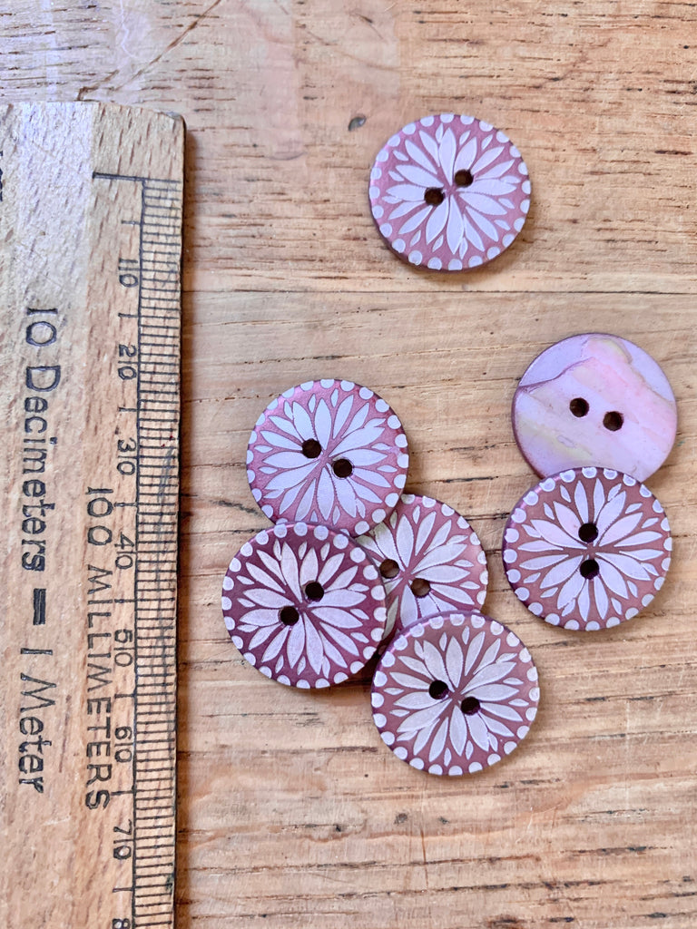 Unbranded Buttons Floral Lasered River Pearl Buttons - 18mm - Dusty Pink